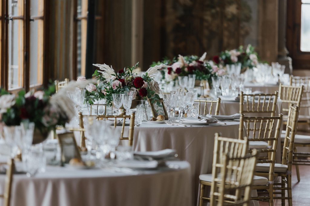 In questa immagine dei centrotavola realizzati con bouquet di fiori.  