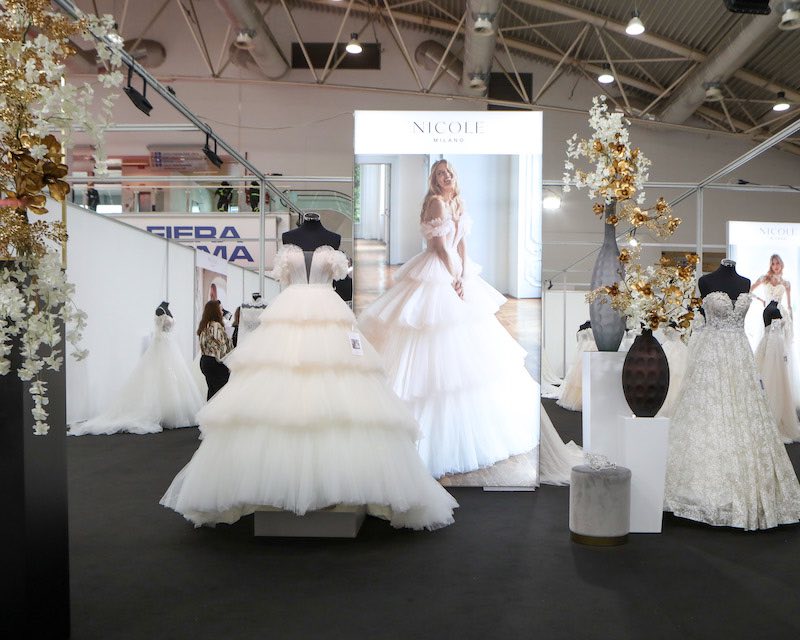 In questa foto alcuni abiti da sposa Nicole Milano 2024 esposti alla Rome Bridal Week 2023