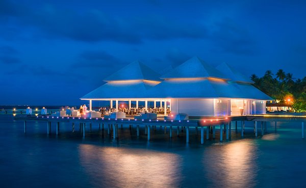 In questa foto le over water del Diamonds Thudufushi, alle Maldive, viste di sera