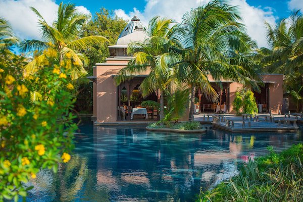 In questa foto una veduta della piscina del Trou aux Biches Beachcomber, resort alle Mauritius proposto da Turisanda come meta mare del viaggio di nozze in Sudafrica 