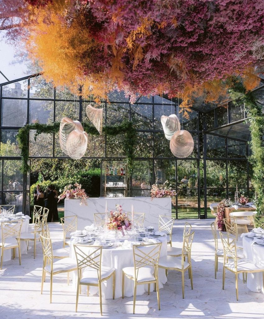 In questa immagine un allestimento da sogno con un maxi tetto realizzato con la gypsophila colorata. 