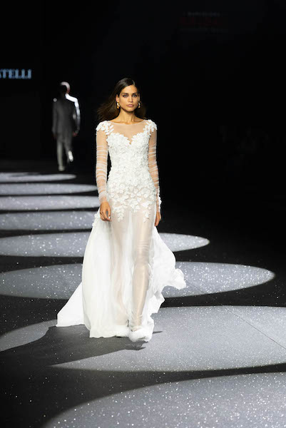 In questa foto una modella sfila indossando un abito da sposa Carlo Pignatelli 2024