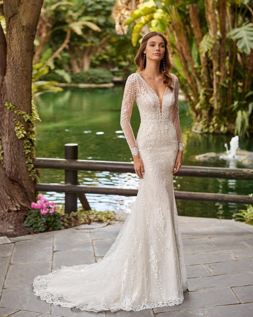 In questa immagine un abito a sirena con dettagli in 3D della collezione sposa Adriana Alier 2023.