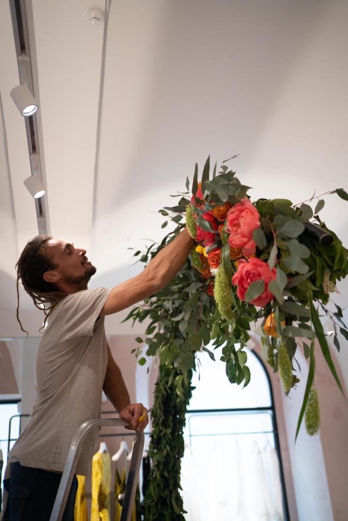 In questa foto il fondatore di Idee da Sogno Giacomo Dal Zotto durante l'allestimento di una sfilata a Varese