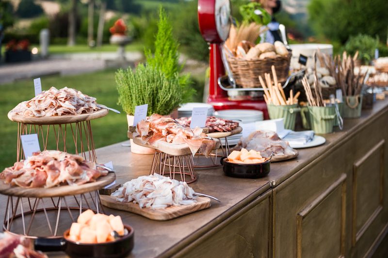 In questa foto un buffet di salumi e formaggi in un matrimonio firmato Da Petti