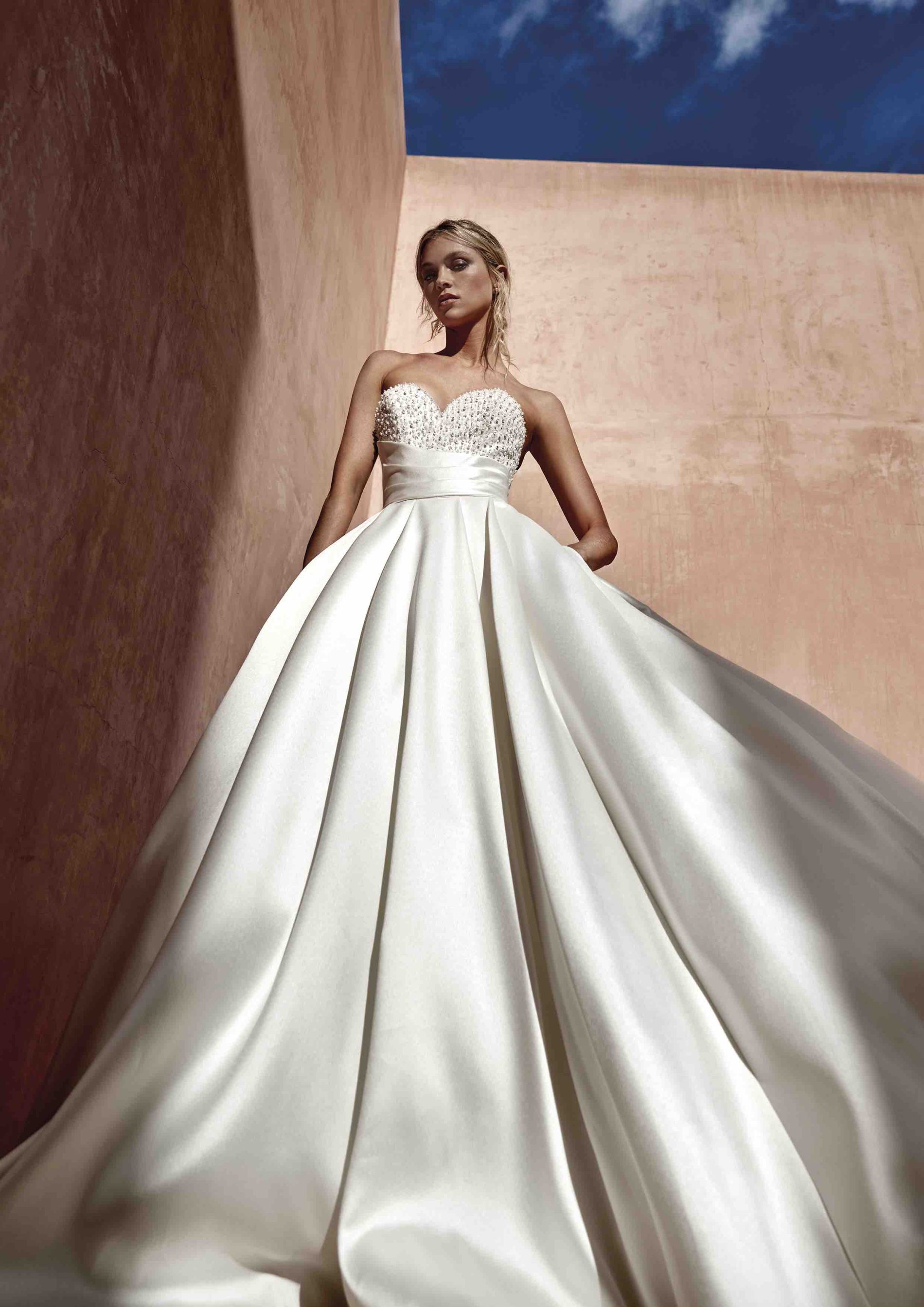 Pronovias 2024, svelati i primi abiti da sposa della linea “The Journey”