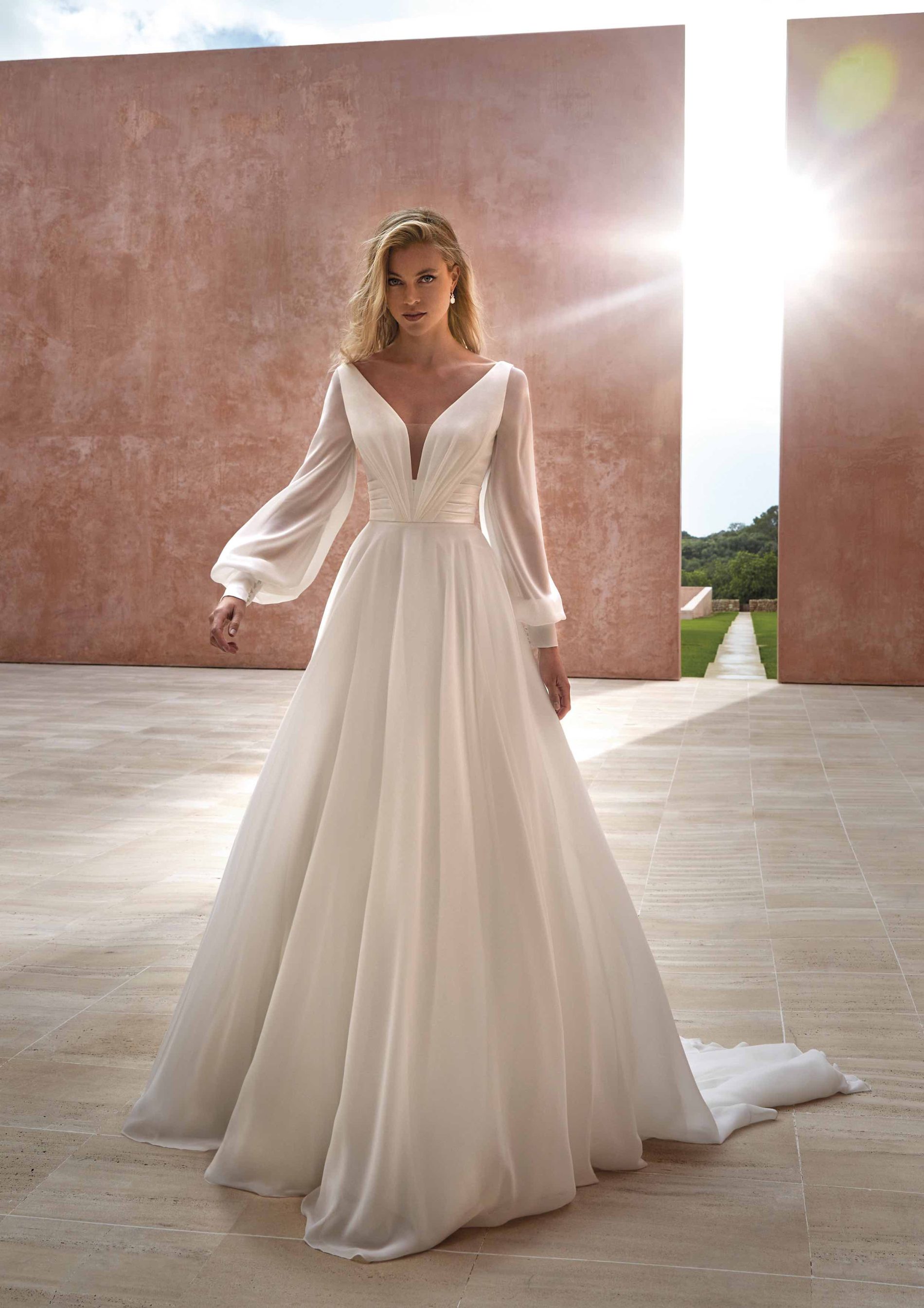 Pronovias 2024, svelati i primi abiti da sposa della linea “The Journey”