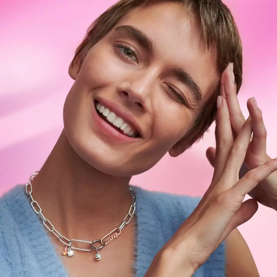 In questa foto una modella indossa un chocker a catena della collezione Pandora 2023