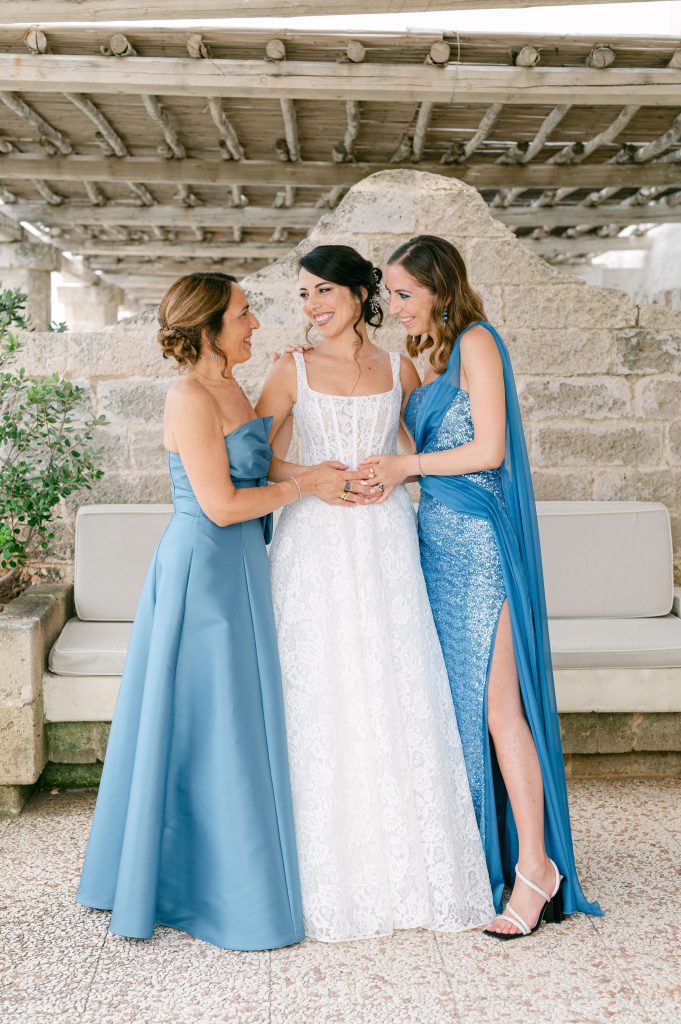 In questa immagine Manuela Vitulli con il primo abito da sposa, un modello ampio interamente in pizzo.