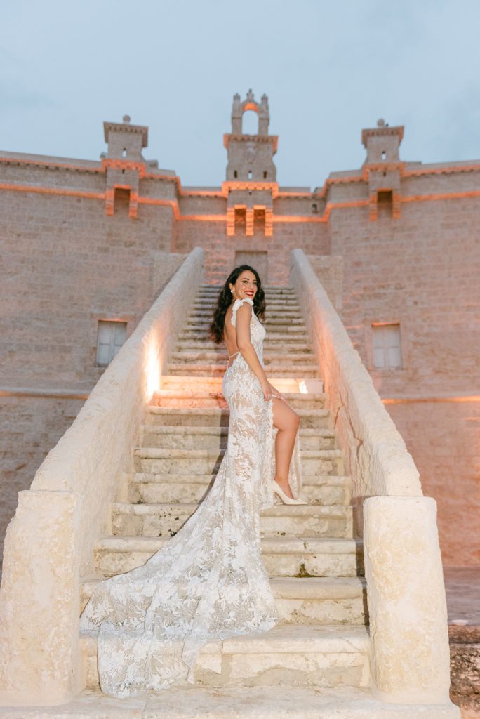 In questa immagine Manuela Vitulli con il secondo abito da sposa, un modello a sirena in pizzo.