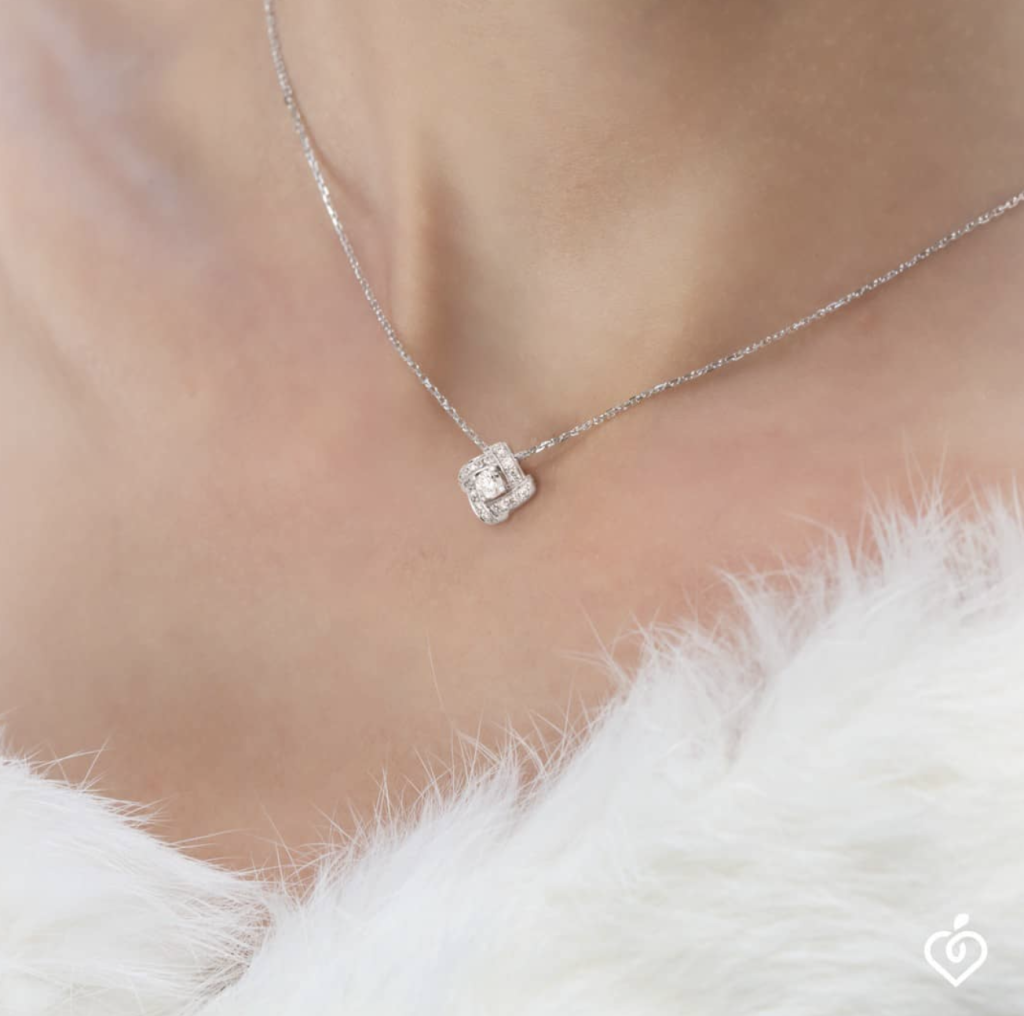 In questa immagine una collana con diamanti che fa parte della collezione di gioielli Edenly per la sposa