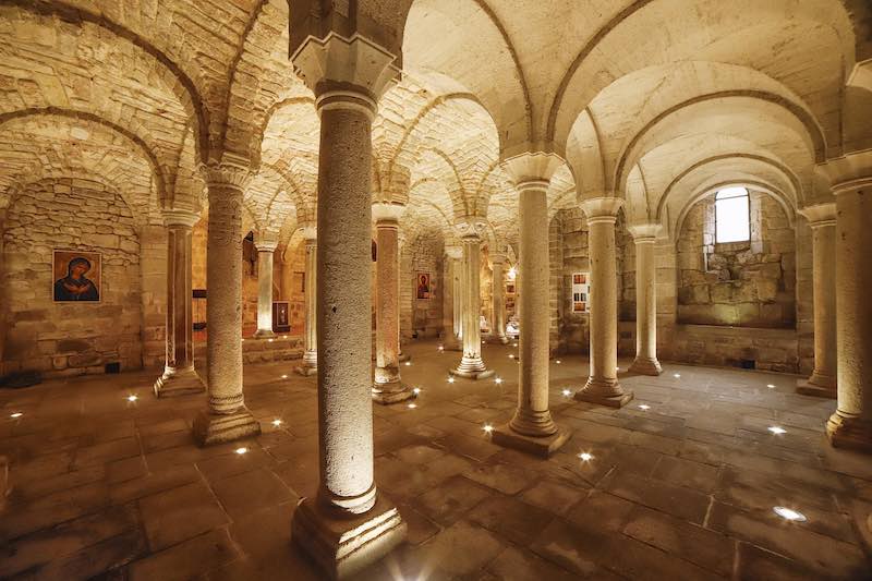 In questa foto la cripta dell'Abbazia San Salvatore