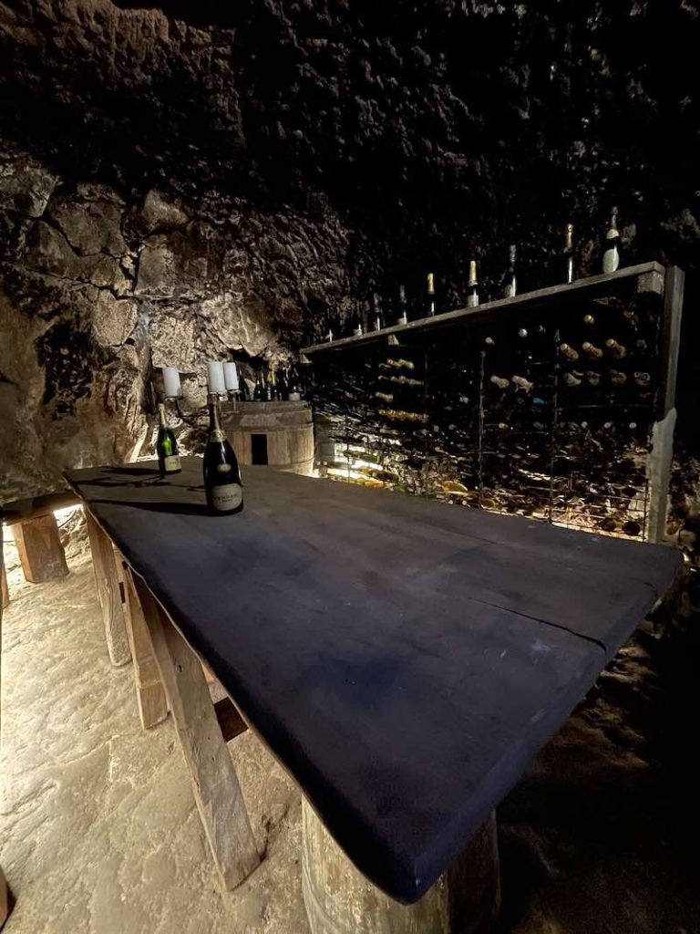 In questa foto la cantina scavata nella roccia del Convento San Bartolomeo