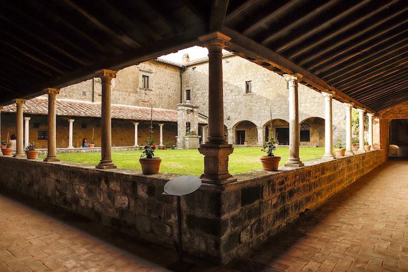 In questa foto il chiostro del Convento San Bartolomeo a Piancastagnaio