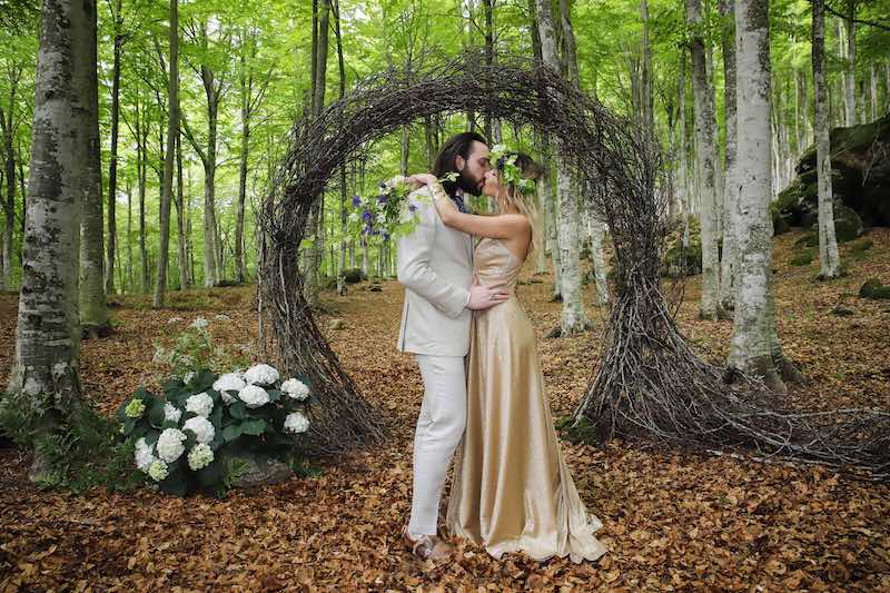 In questa foto due modelli si baciano al termine di un matrimonio simbolico inscenato all'interno della Macchia Faggeta