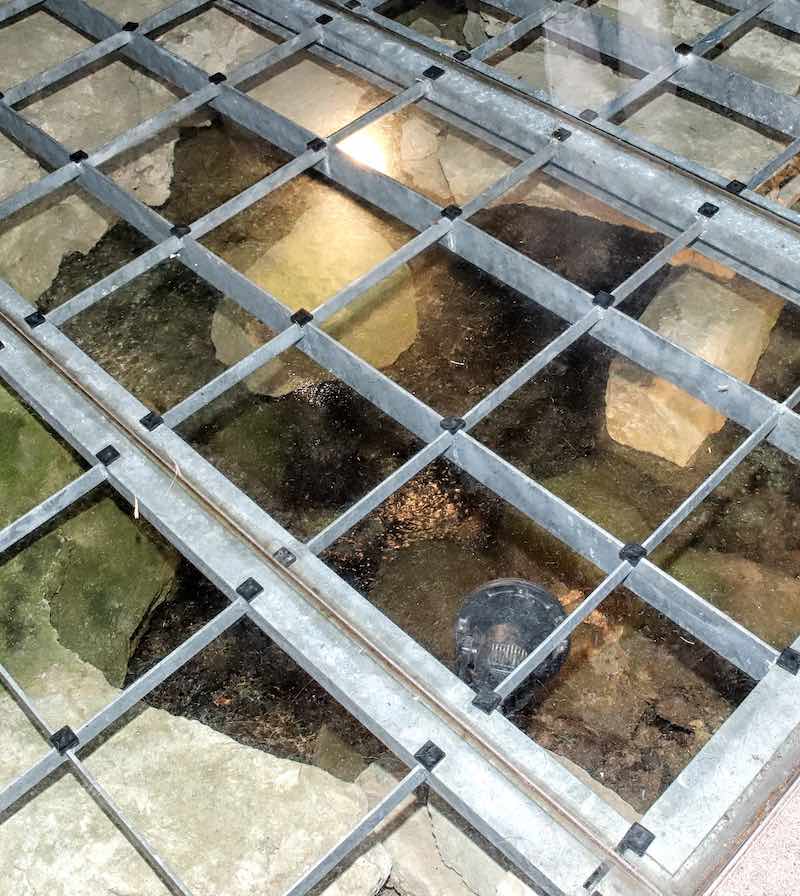 In questa foto il fiume Fiora scorre sotto la chiesa della Madonna delle Nevi