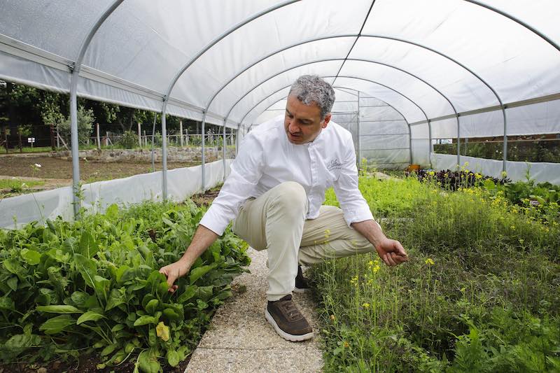 In questa foto lo chef Roberto de Il Silene nel suo orto