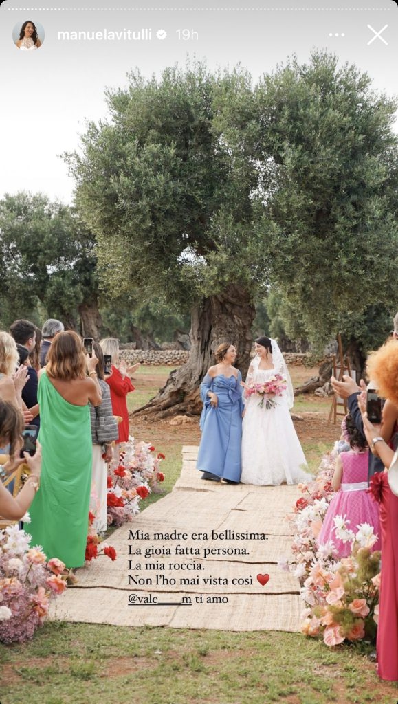 In questa immagine l'ingresso per il matrimonio di Manuela Vitulli: la sposa accompagnata dalla mamma.