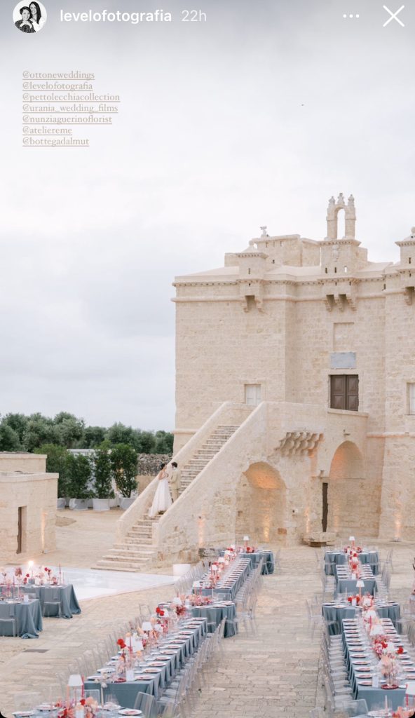 In questa immagine gli sposi posano sulle scale della Fortezza del 1400. 