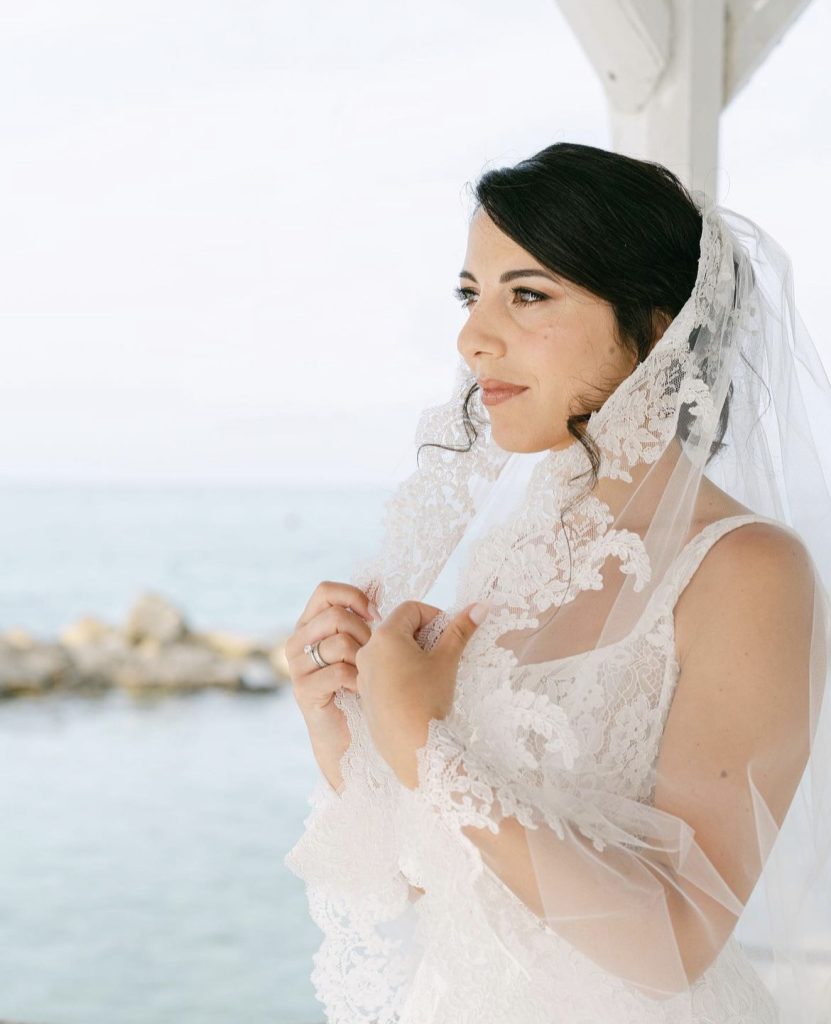 In questa immagine Manuela Vitulli con l'abito da sposa