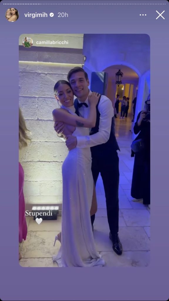 In questa foto Virginia Mihajlovic e Alessandro Vogliacco si abbracciano durante il party di nozze 