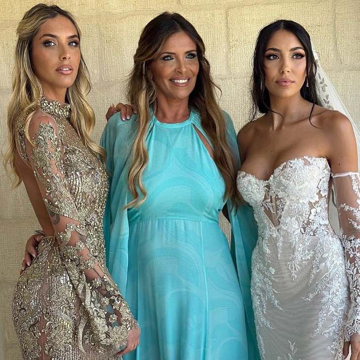 In questa foto Virginia Mihajlovic con la sorella Viktorija e la mamma Arianna Rapaccioni