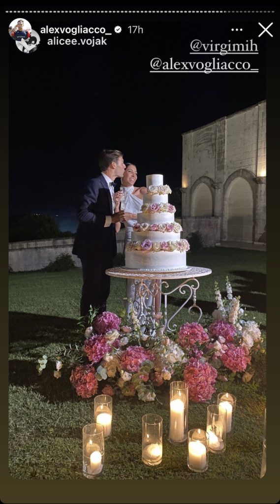 In questa foto il taglio della torta nuziale di Virginia Mihajlovic e Alessandro Vogliacco