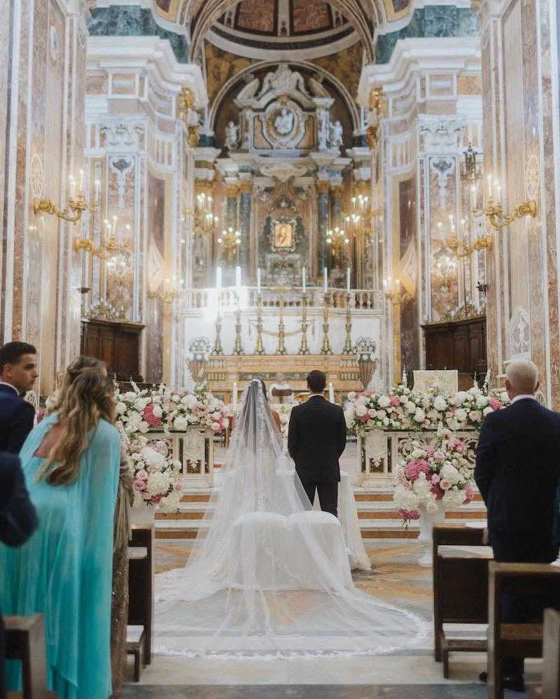 In questa foto Virginia Mihajlovic e Alessandro Vogliacco di spalle durante la cerimonia in chiesa