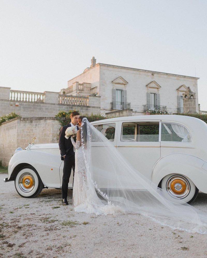 In questa foto Virginia Mihajlovic e Alessandro Vogliacco posano dopo l'arrivo nella location del matrimonio