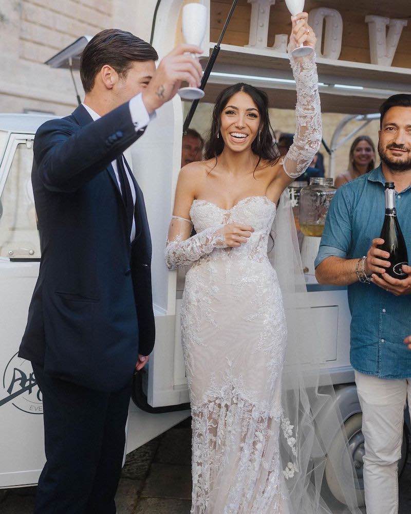 In questa foto Virginia Mihajlovic e Alessandro Vogliacco brindano dopo l'arrivo nella location del matrimonio