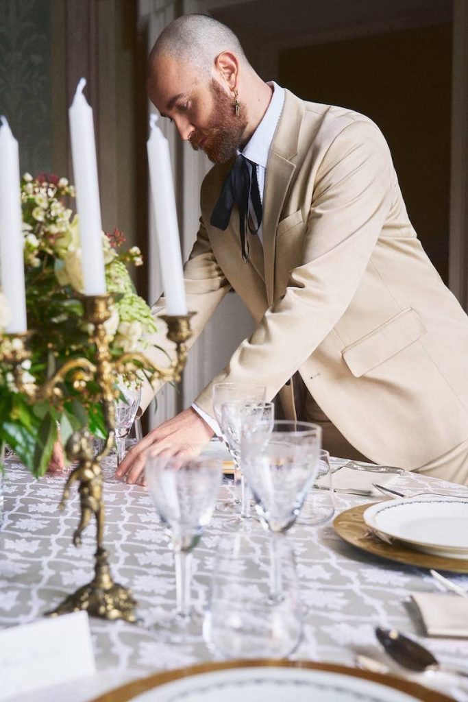 In questa foto il Wedding Planner Maurizio Lo Greco sistema una mise en place di nozze