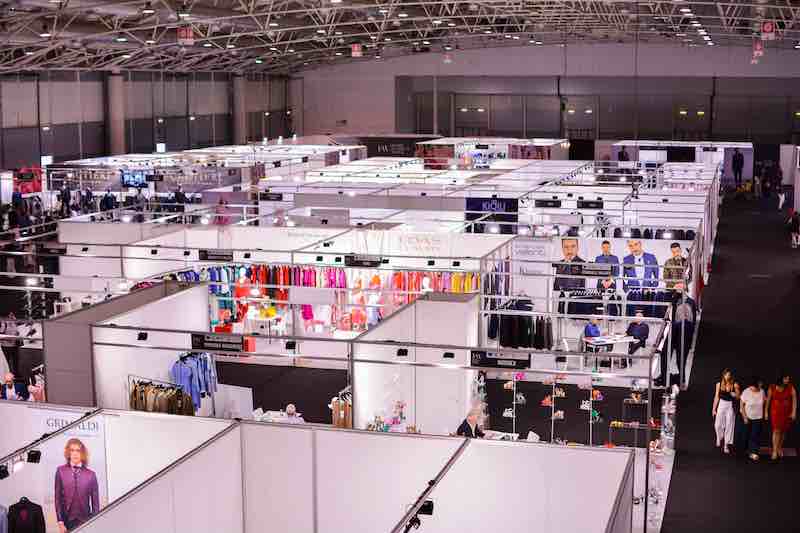 In questa foto gli stand della Rome Fashion Week 2023 alla Fiera di Roma