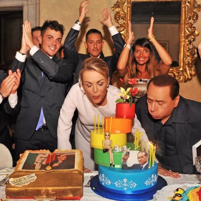 In questa foto Silvio Berlusconi spegne le candeline su una torta con Francesca Pascale