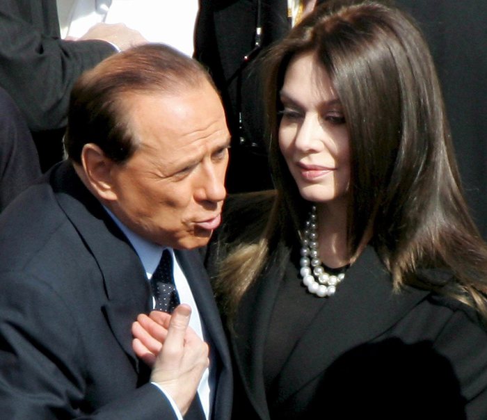 In questa foto Silvio Berlusconi con Veronica Lario