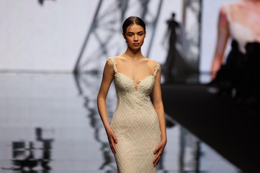 In questa immagine un abito a sirena, interamente ricamato in pizzo, della collezione sposa Michela Ferriero 2024 