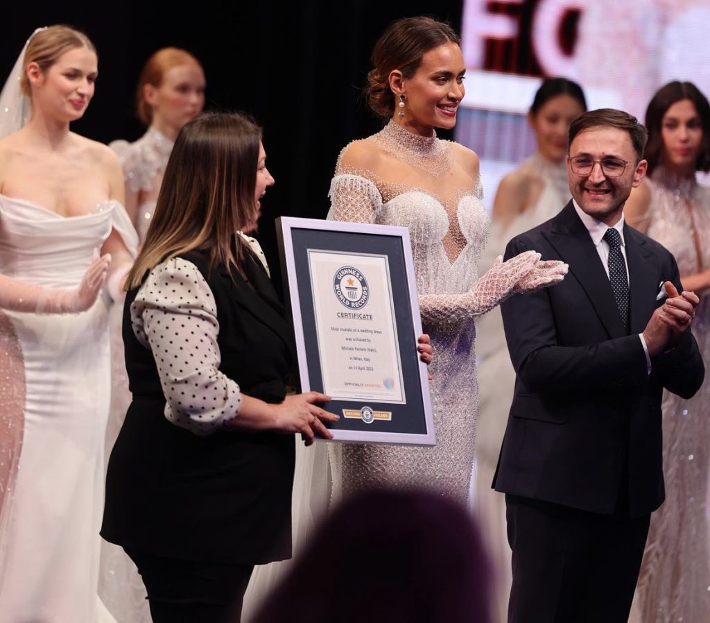 In questa immagine l'abito della collezione sposa Michela Ferriero 2024 che ha vinto il Guinness World Record