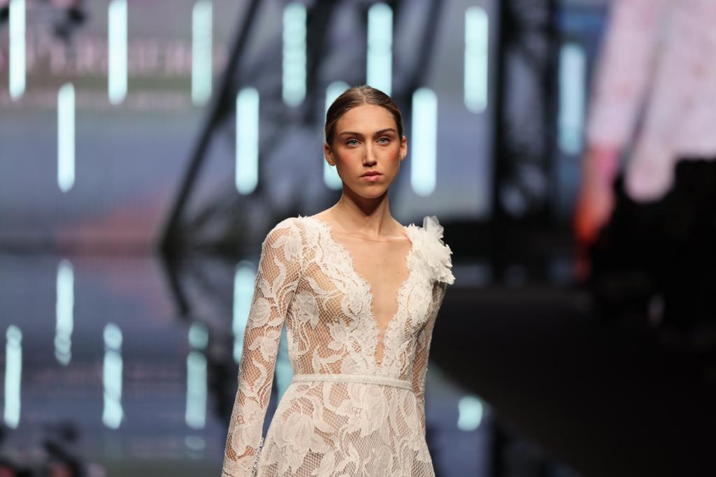 In questa immagine un abito della collezione sposa Michela Ferriero 2024 interamente ricamato in tulle. 