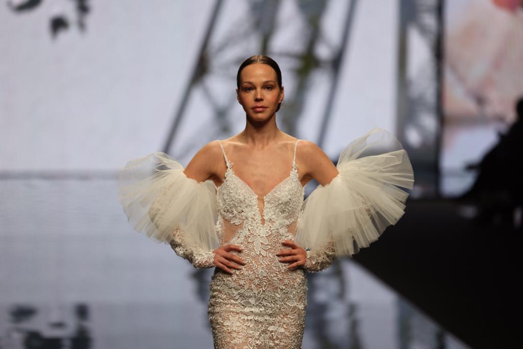 In questa immagine un abito della collezione sposa Michela Ferriero 2024 con maniche staccabili in tulle