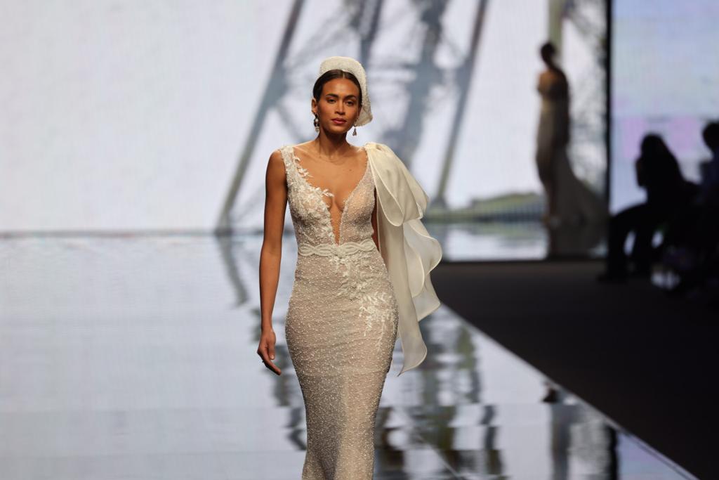 In questa immagine un abito della collezione sposa Michela Ferriero 2024 interamente ricamato in tulle e con cappellino dallo stile francese.