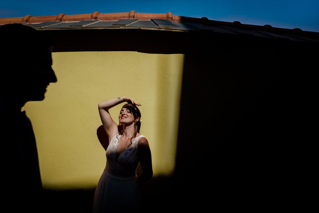 In questa foto un gioco di ombre con gli sposi Vessa e Julien realizzato da Simone Primo, tra i migliori fotografi di matrimonio a Genova