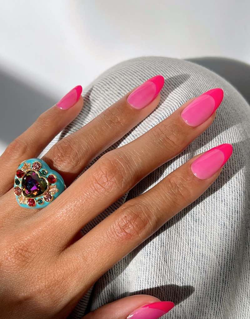 In questa foto una French Manicure di colore fucsia e rosa