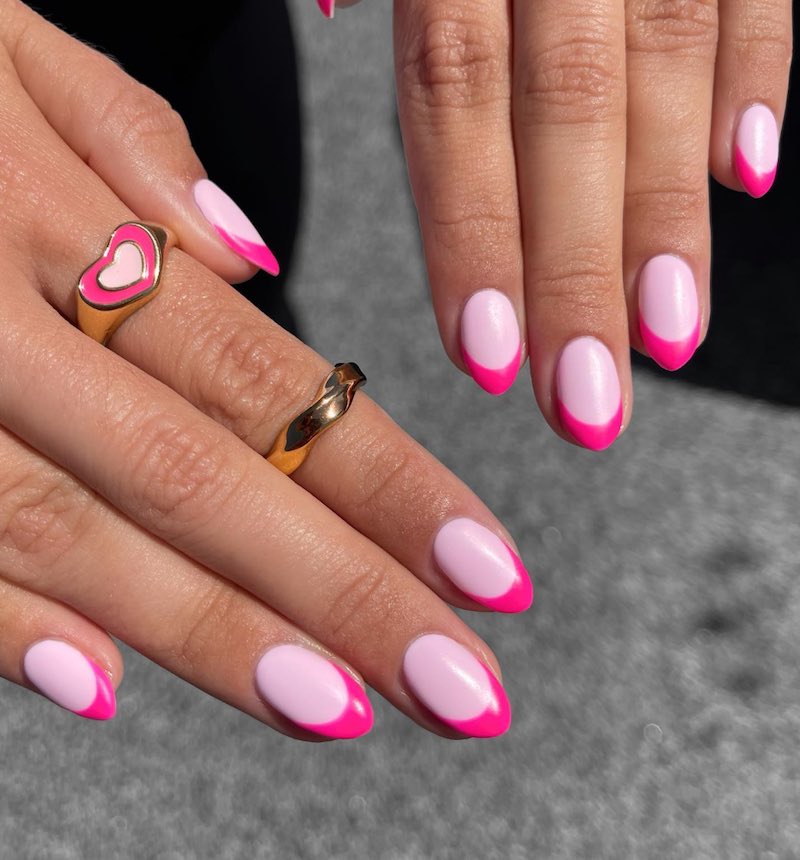 In questa foto una French Manicure di colore fucsia e rosa