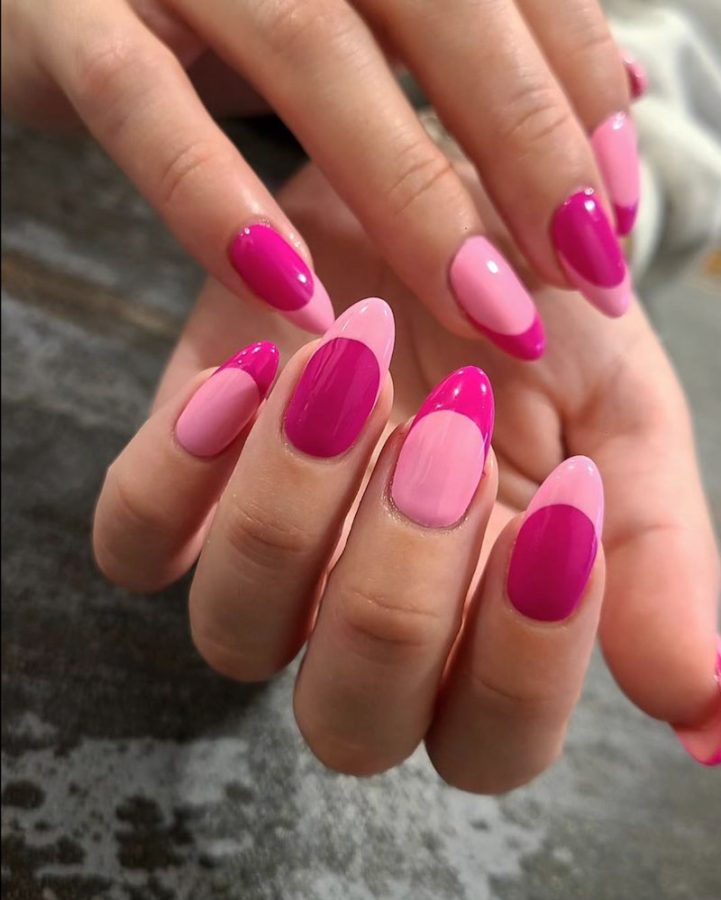 In questa foto una French Manicure di colore fucsia e rosa