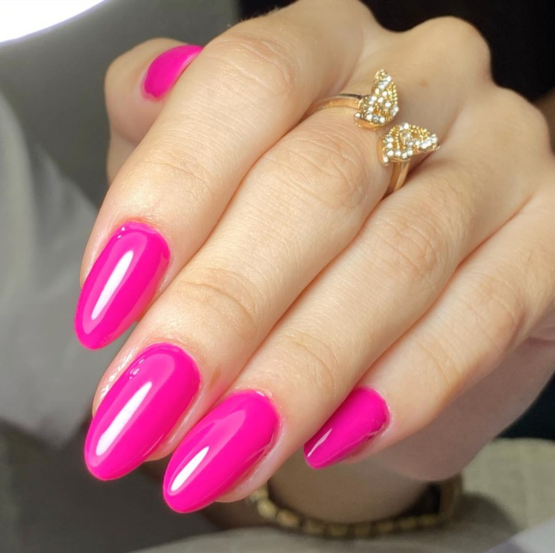 In questa foto una manicure di colore fucsia