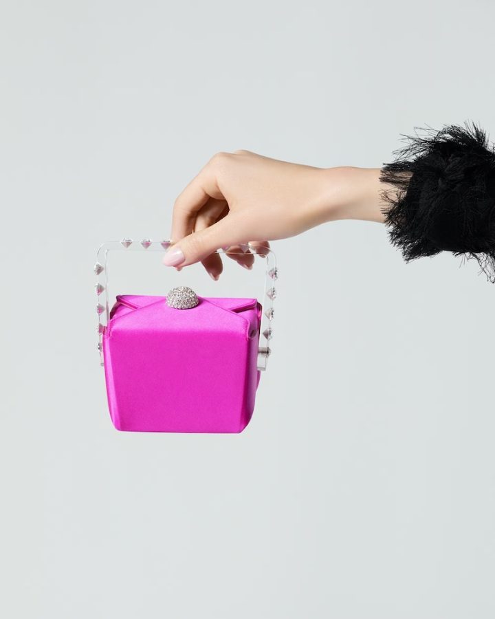 In questa foto una minibag a secchiello Aquazzura di colore fucsia 