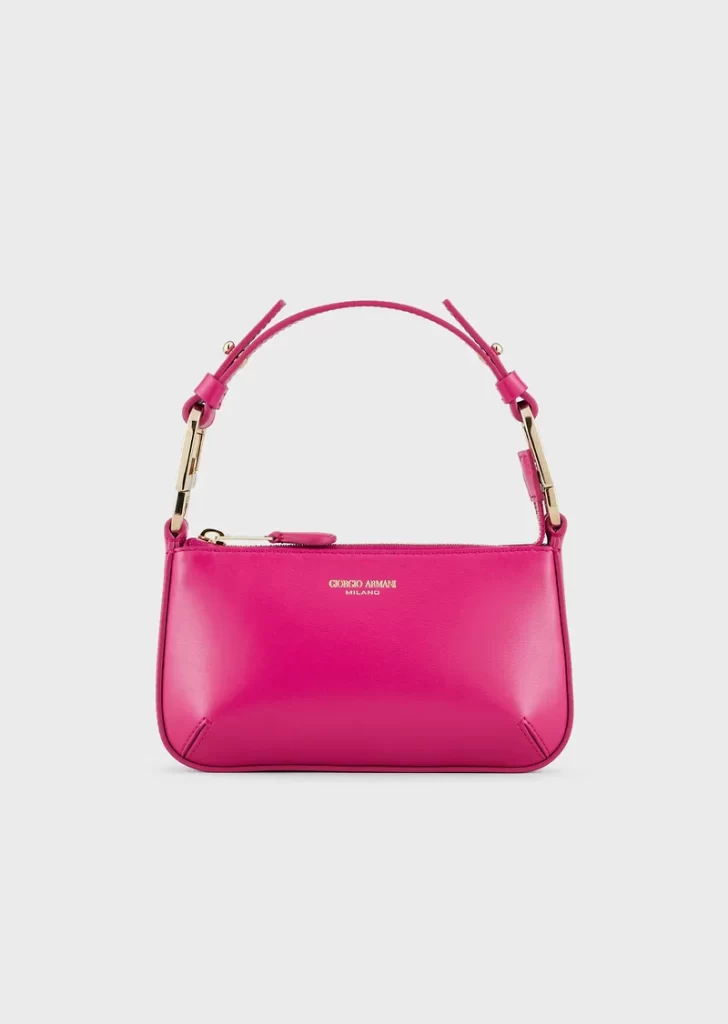 In questa foto una borsa a spalla di colore fucsia di Giorgio Armani