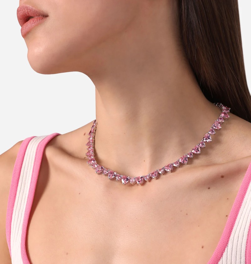 In questa foto una collana girocollo di Chiara Ferragni con pendenti a forma di cuore di colore rosa