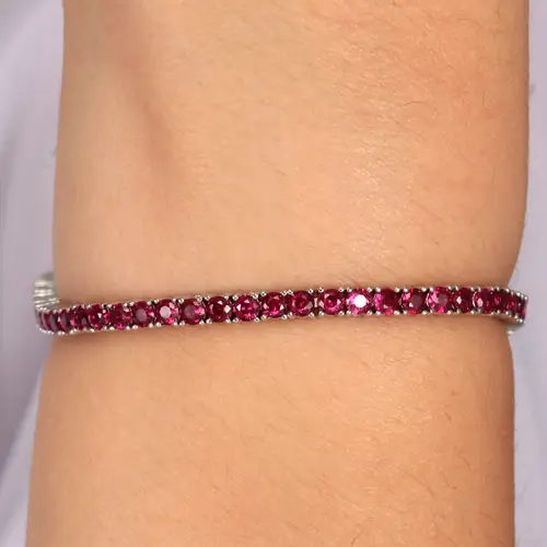 In questa foto un bracciale tennis di Morellato con cristalli di colore fucsia