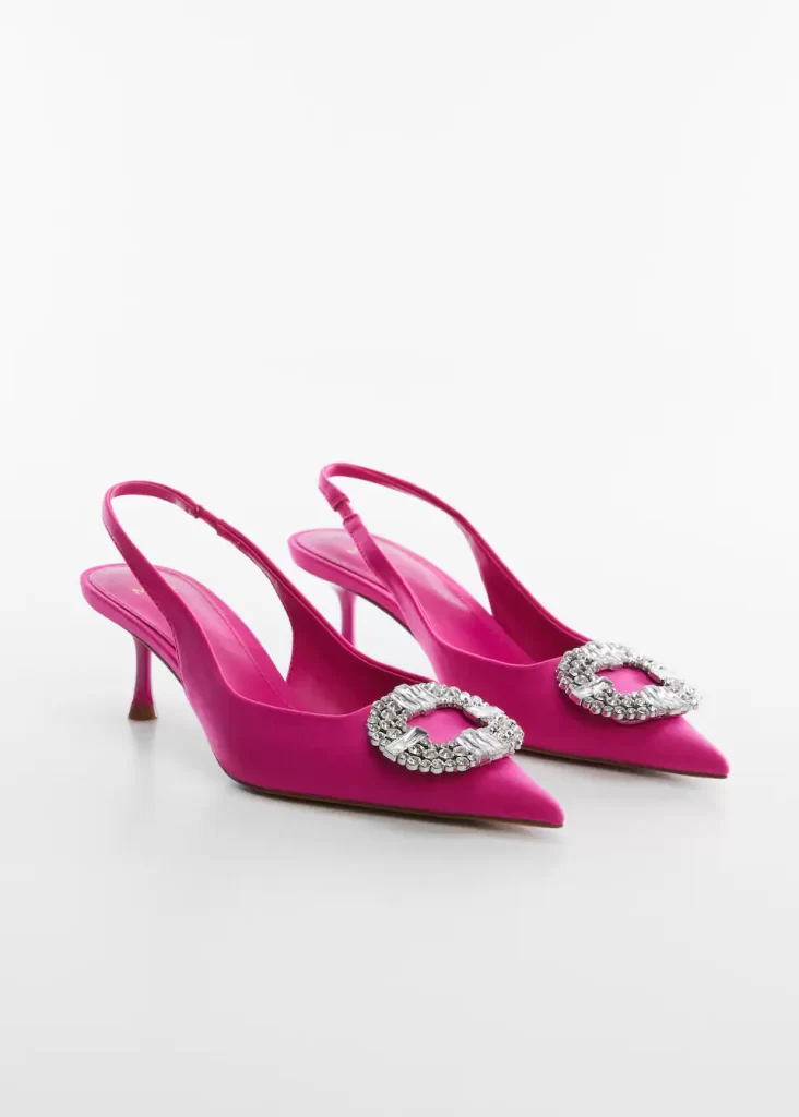 In questa foto un paio di slingback di Mango con tacco midi e fermaglio gioiello di colore fucsia