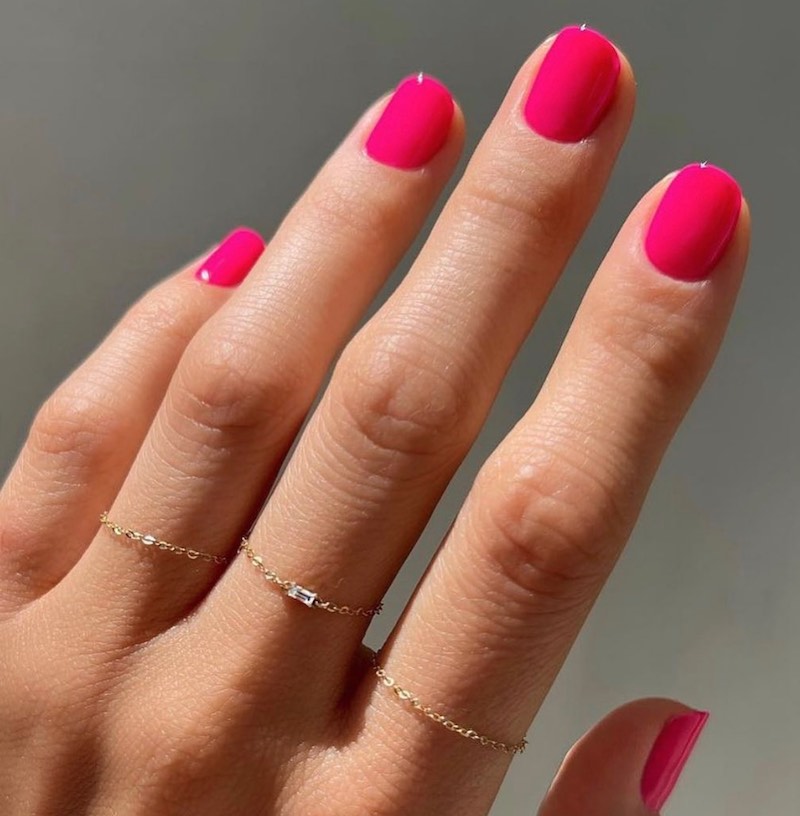 In questa foto una manicure di colore fucsia